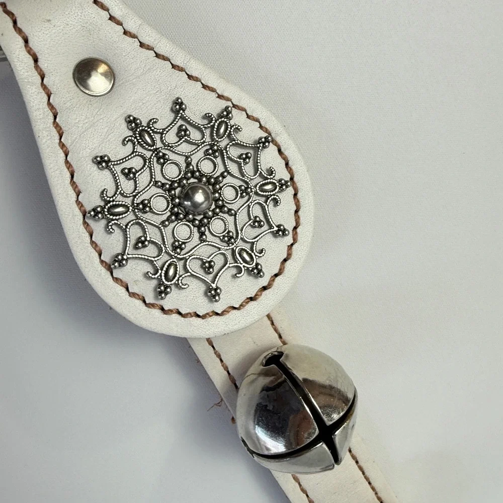 Belsnickel Barn Sleigh Bell Door Hanger White Excellent Snowflake 3‎ Bell